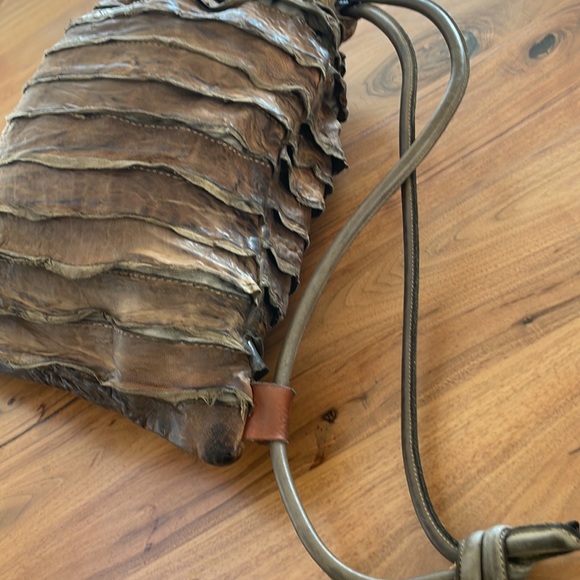 Axel’s - Mochila Leather Ruffle Drawstring Bag in Olive - Picture 5 of 9